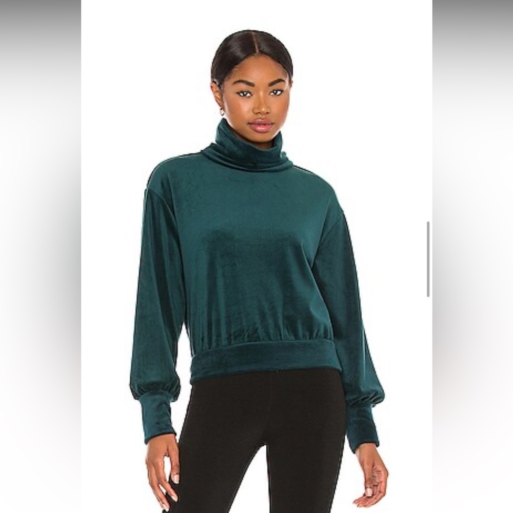 Velour Turtleneck
1. STATE
Color: Green Forest
